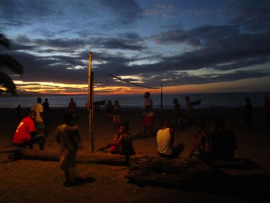  MIKEL URMENETA _ la playa de noche 